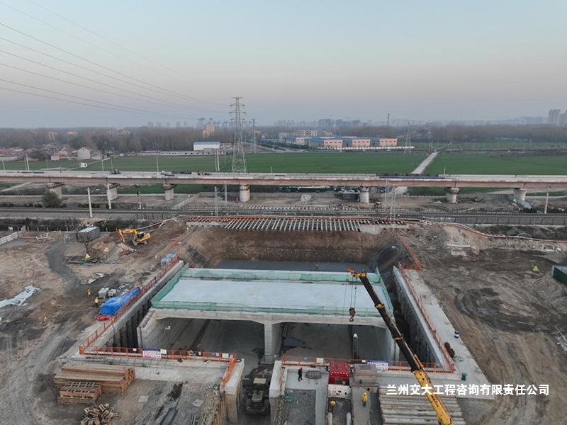 山东省菏泽市郓城县清泽路下穿京九铁路立交桥工程顺利顶进到位1-1.jpg